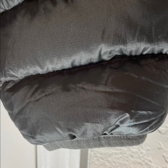 The North Face Women's Gray Quilted Down Puffer Jacket. Outdoor adventure size M - Picture 10 of 16